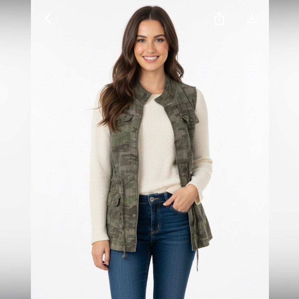 Me Jane zippered camouflage vest size small